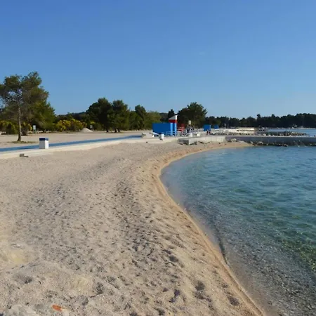 In Pula Mit Privatem Parkplatz * Stinjan