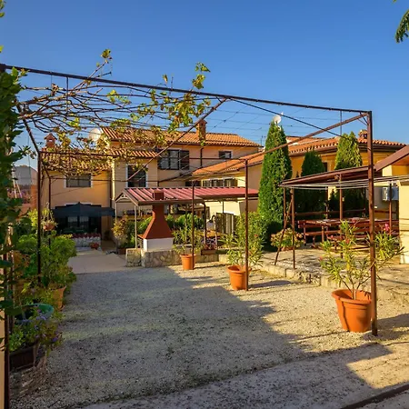 In Pula Mit Privatem Parkplatz Apartment Stinjan