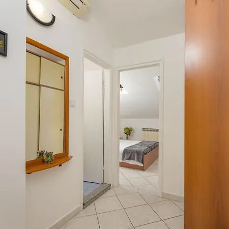 In Pula Mit Privatem Parkplatz Apartment Stinjan