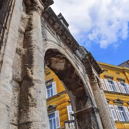 Apartment In Pula Mit Privatem Parkplatz Stinjan